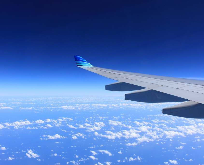 Flugzeug über den Wolken