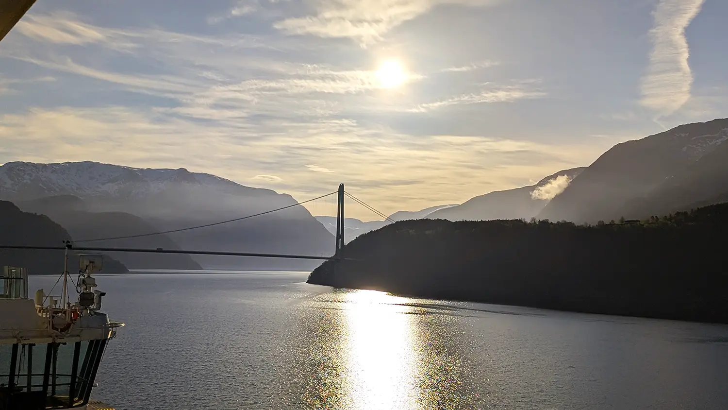 Brücke über norwegischem Fjord
